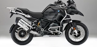 Moto Guzzi Stelvio 2024 vs BMW R 1200 GS Adventure 2017 Moto Guzzi Stelvio 2024 vs BMW R 1200 GS Adventure 2017